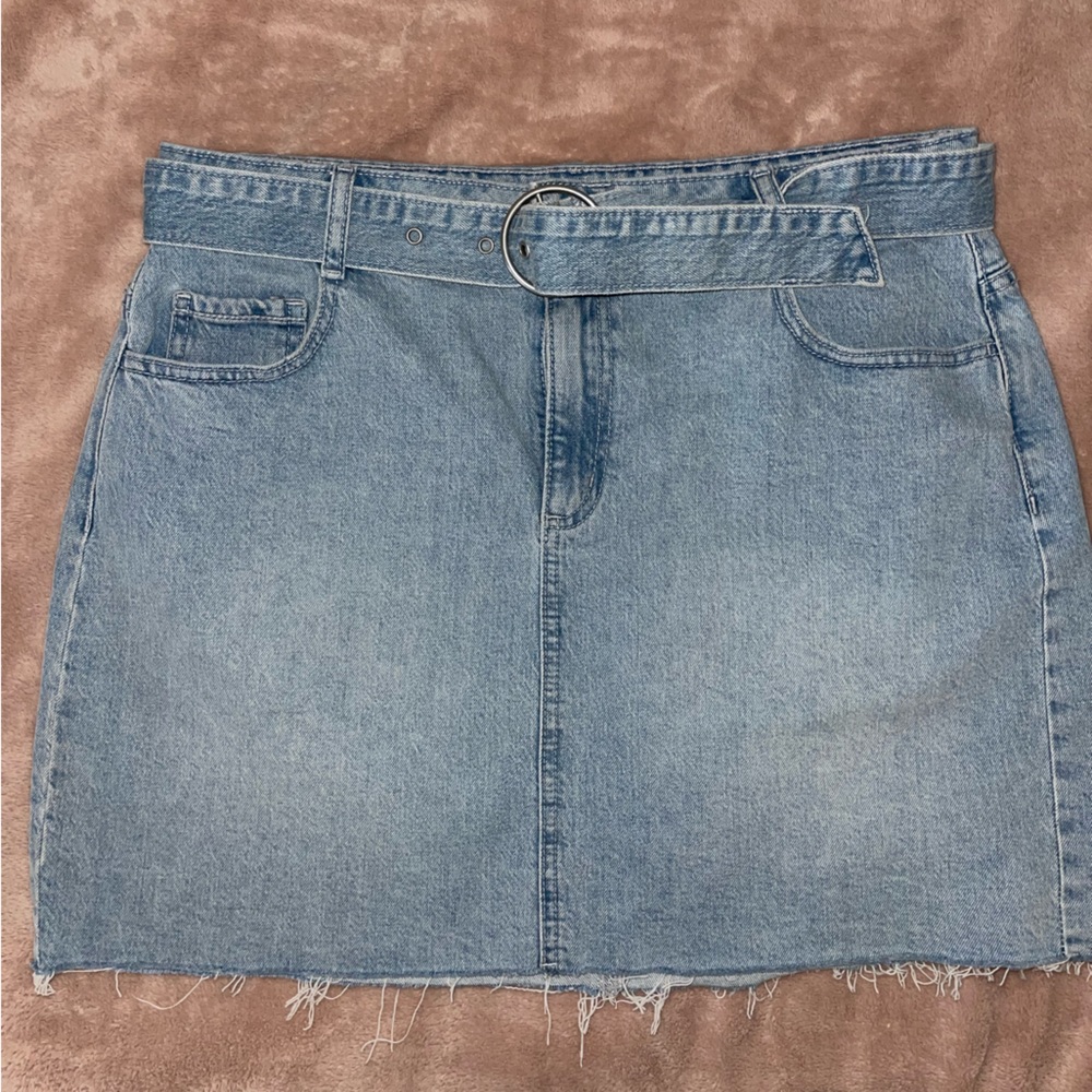 High waisted jean skirt with belt